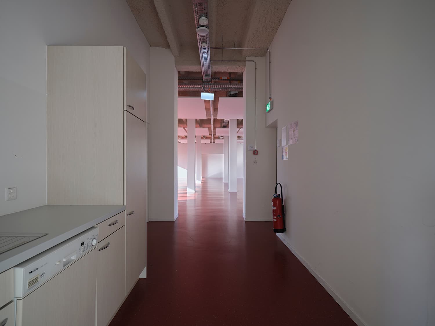 Innenansicht vom Gebäude WKL-121 im Neuen Klybeck in Basel mit einer Teeküche