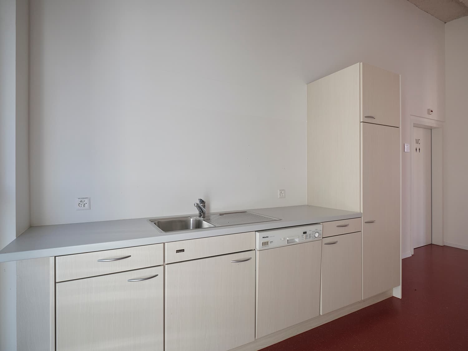 weisse Teeküche im Gebäude WKL-121 im Neuen Klybeck in Basel