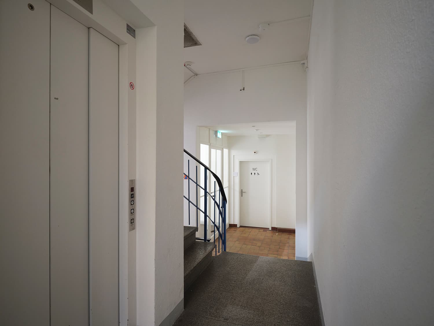 Treppenhaus und Korridor im Gebäude WKL-121 im Neuen Klybeck in Basel